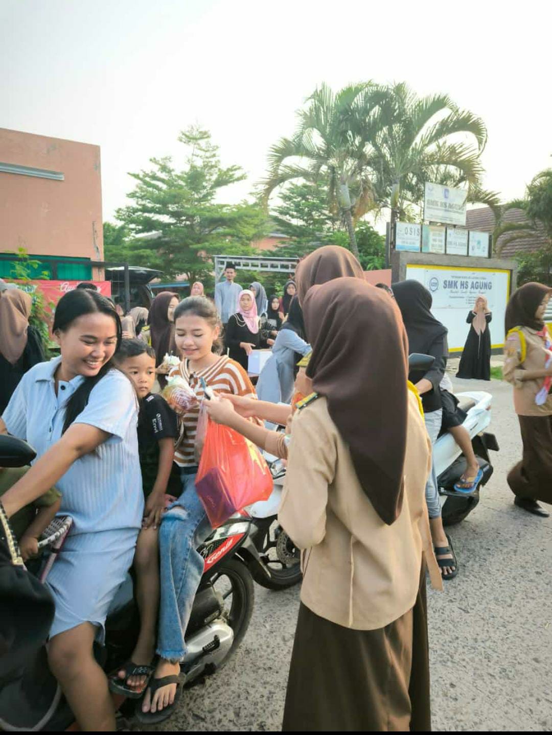Kegiatan Pemberian Ta'jil Sekolah